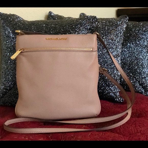 Michael Kors Handbags - 🔥SALE🔥Michael Kors Pebble Leather Crossbody